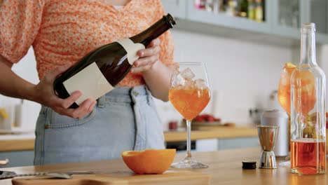 Mujer-Preparando-Cócteles-En-La-Cocina-De-Su-Casa.-Concepto-De-Bebidas-Y-Personas.-Mujer-Joven-Preparando-Cócteles-De-Mojito-De-Fresa-En-La-Cocina-De-Su-Casa.