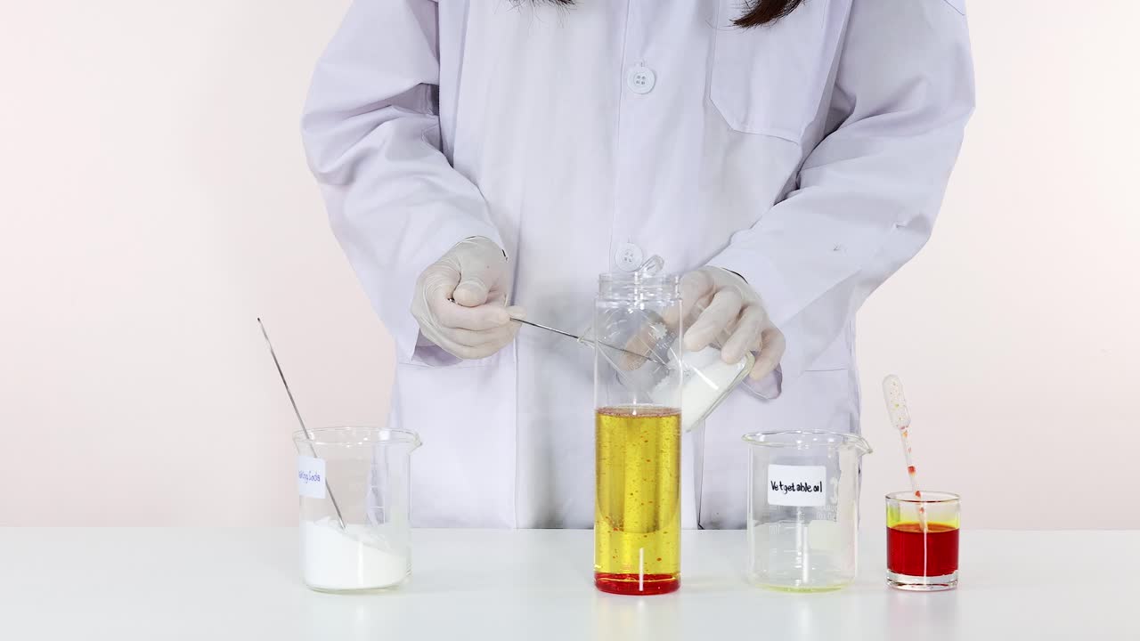 mezcla de líquidos y sólidos en un laboratorio de ciencias