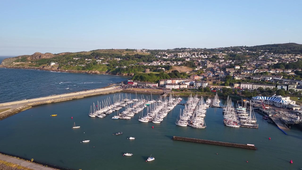 Porto de Howth, marina com barcos e cais, paisagem costeira de Dublin, Irlanda. Drone