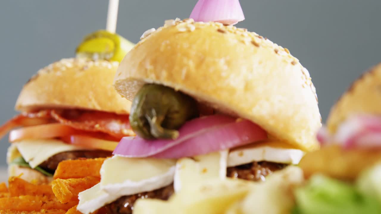 hamburguesas dispuestas en una fila