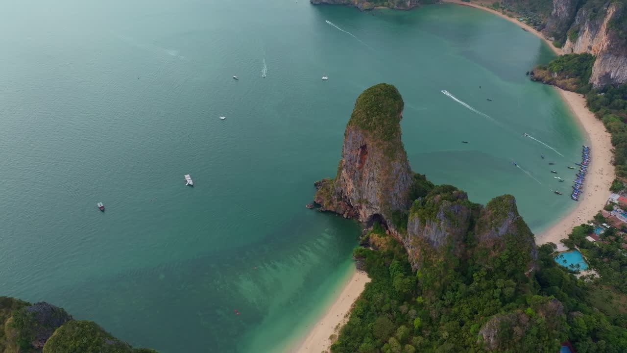 La spiaggia di Railay si snoda tra le scogliere su un'esotica costa thailandese