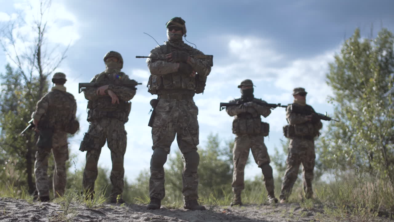 soldados en camuflaje