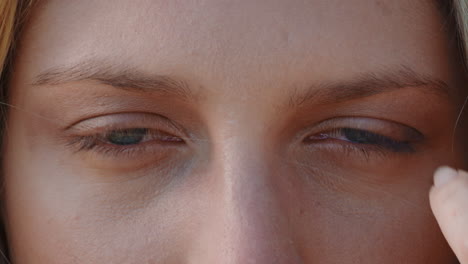 cerca de los hermosos ojos azules de una mujer rubia buscando el concepto de belleza natural contemplativa