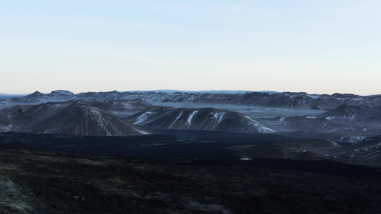 espectacular paisaje volcánico salvaje en las tierras altas de islandia con roca basáltica oscura