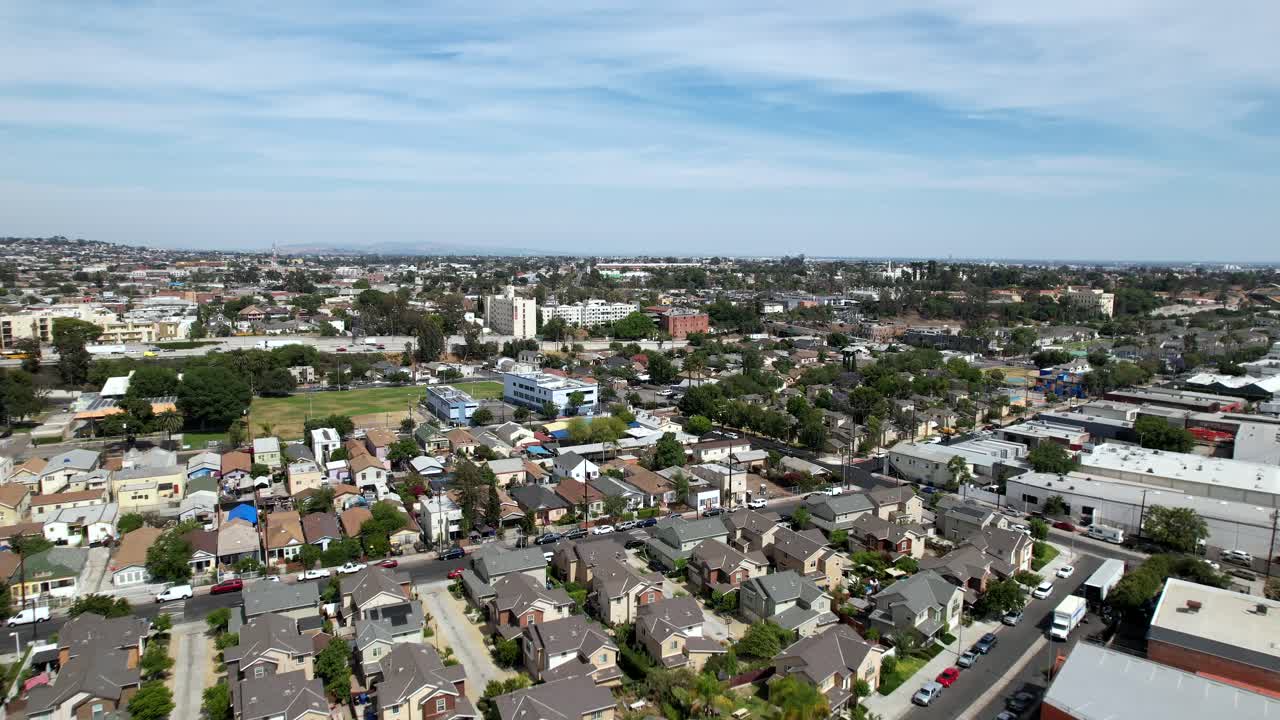 propiedades inmobiliarias y casas en el barrio suburbano cerca del centro de los ángeles, vista aérea