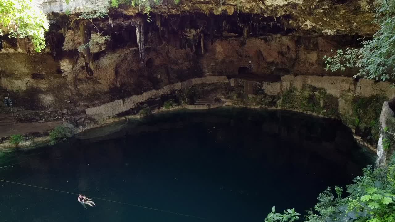 toma en órbita de un cenote en la península de yucatán