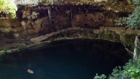 Toma-En-órbita-De-Un-Cenote-En-La-Península-De-Yucatán