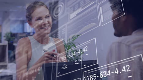 mujer sonriente sosteniendo un teléfono inteligente, animación de procesamiento de datos digitales sobre la escena de la oficina