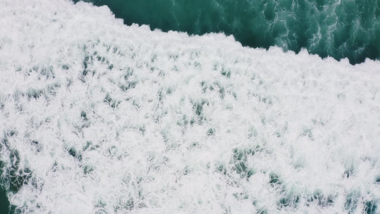 Relaxing view of ocean waves