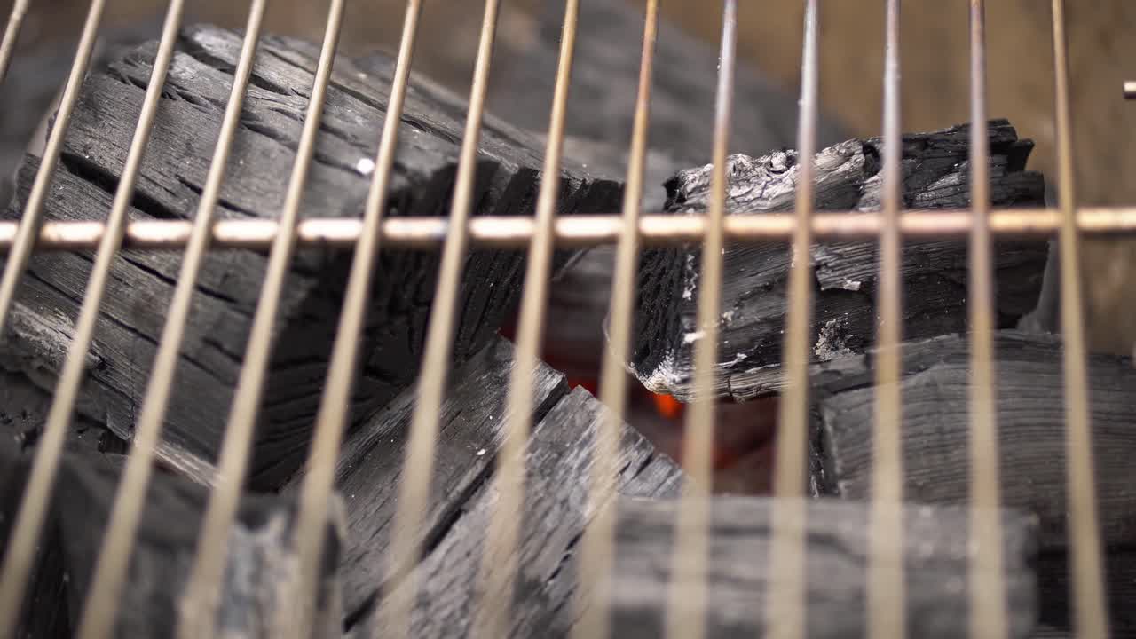 불타는 석탄을 가진 나무 석탄 그릴