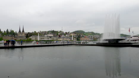 Amplia-Vista-De-Una-Gran-Montaña-En-Las-Aguas-De-Wagenbachbrunnen,-Lucerna,-Suiza