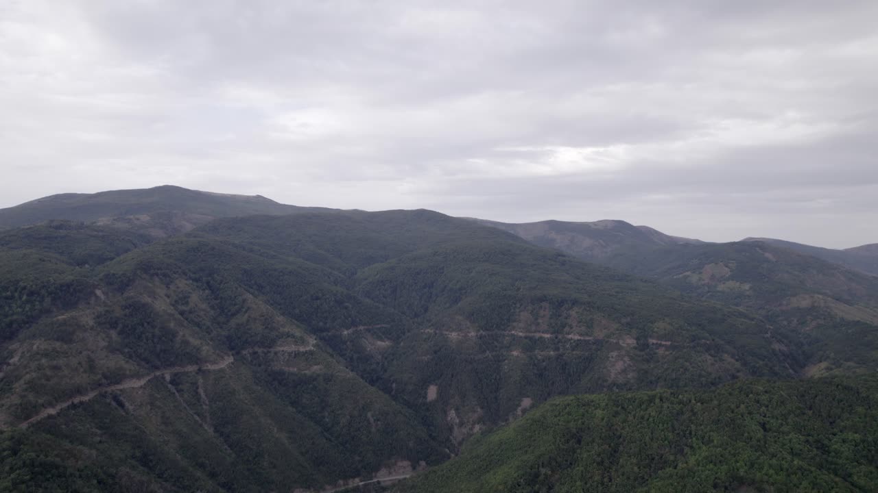 video de dron frontal de la "hora dorada" que se mueve sobre las montañas de sh22 en albania, sobre la carretera en la cima de la colina