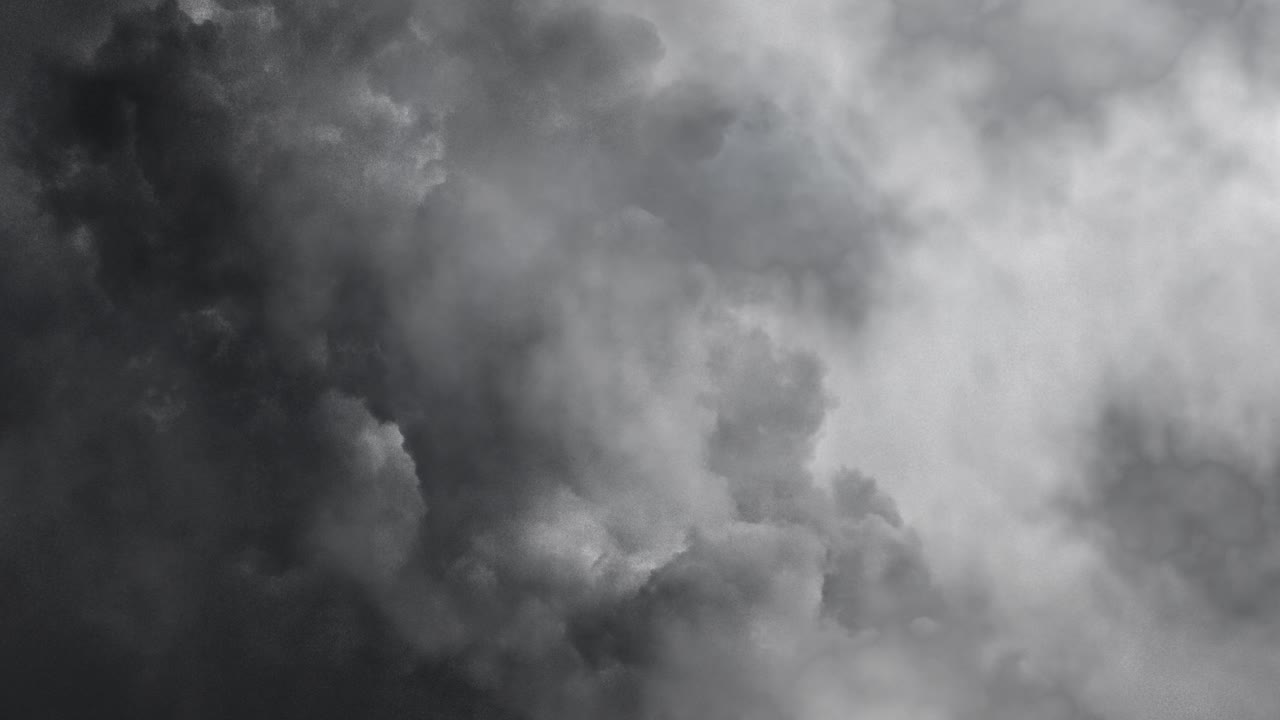 폭풍과 어두운 구름이 하늘을 이동 4k
