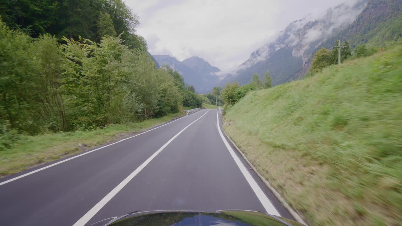 Fahrt in den Schweizer Alpen vom berühmten Grindelwald nach Lauterbrunnen im Regen.