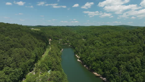 hermosa vista aérea de la cala hogscald hollow en el lago beaver, hacia adelante