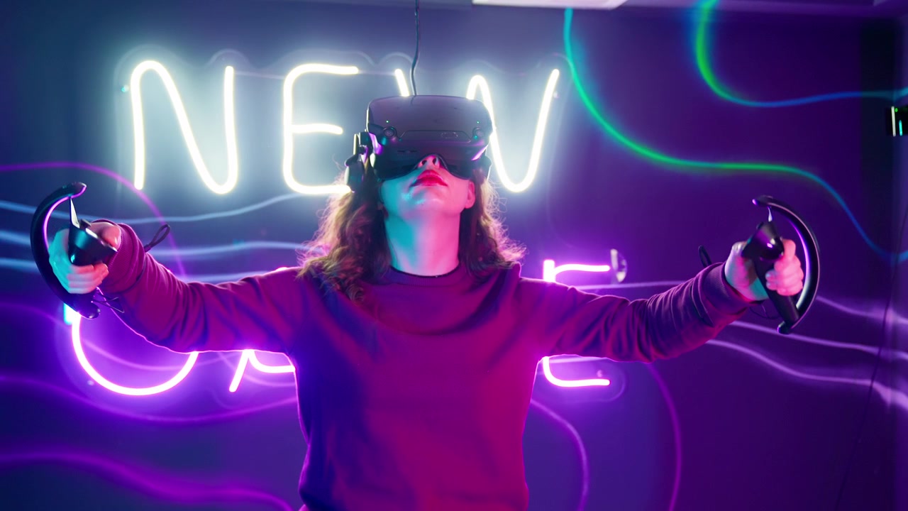 Nuori nainen uppoutuneena virtuaalitodellisuuspeliin neonvalojen ympäröimänä