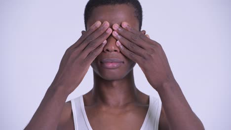 joven y guapo hombre africano