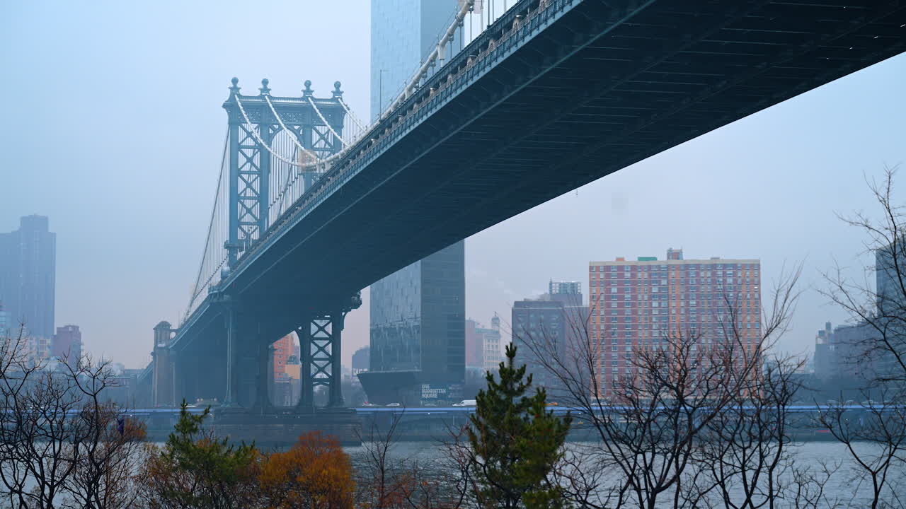 Ponte di Brooklyn e skyline di Manhattan nella nebbia. Vista suggestiva del Ponte di Brooklyn con i grattacieli di Manhattan che svaniscono nella fitta nebbia