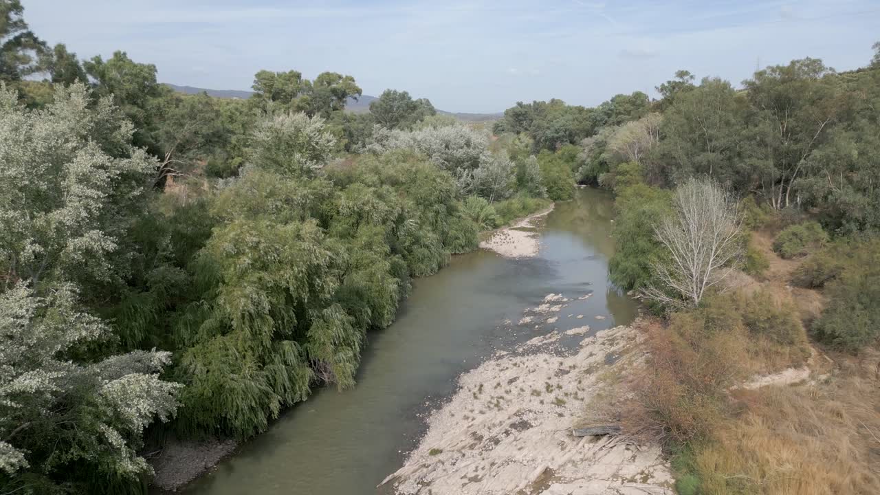 una vista aérea revela el río guadalquivir en marmolejo, provincia de jaén, españa, mostrando el atractivo de sus alrededores naturales y paisajes exuberantes