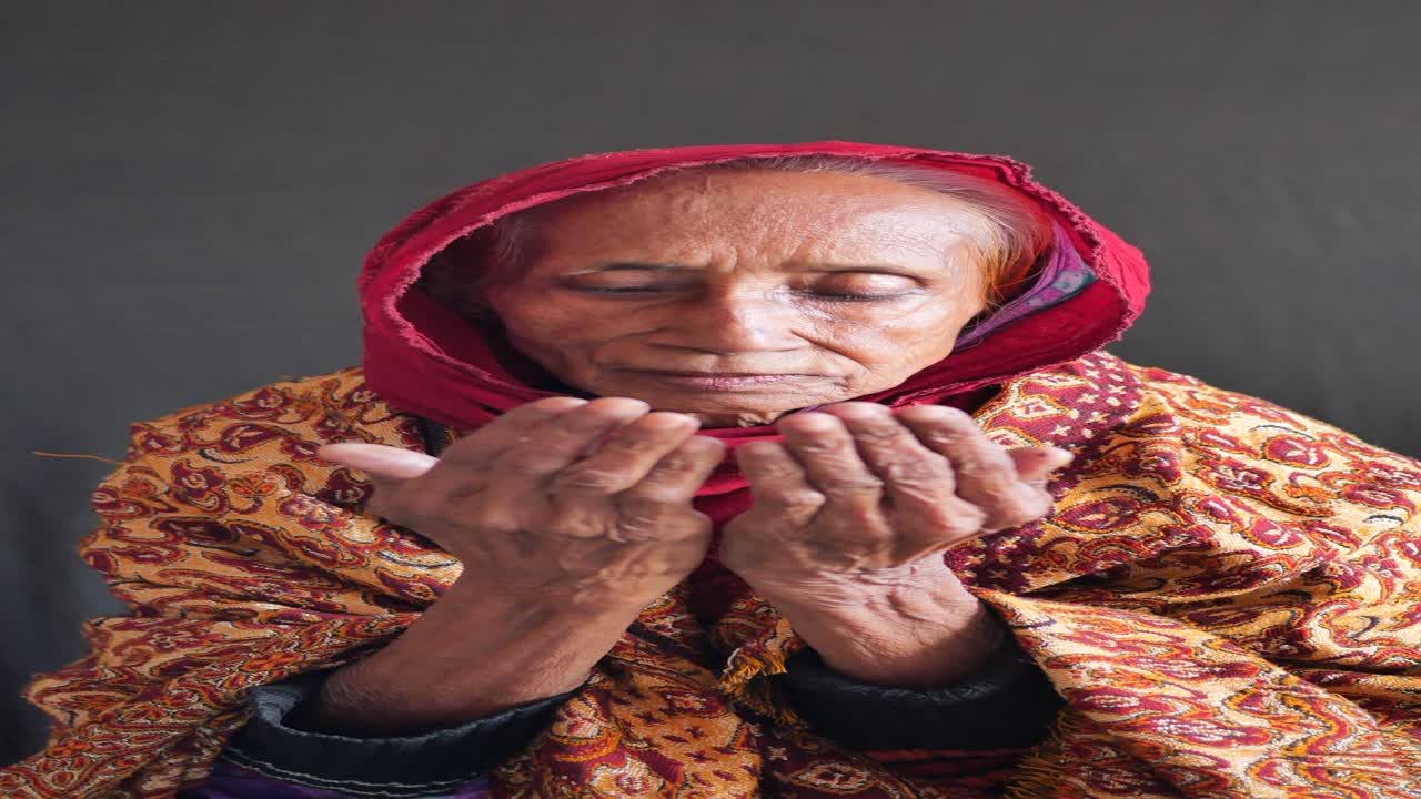 기도 하는 노인 이슬람 여자