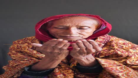mujer musulmana anciana en oración