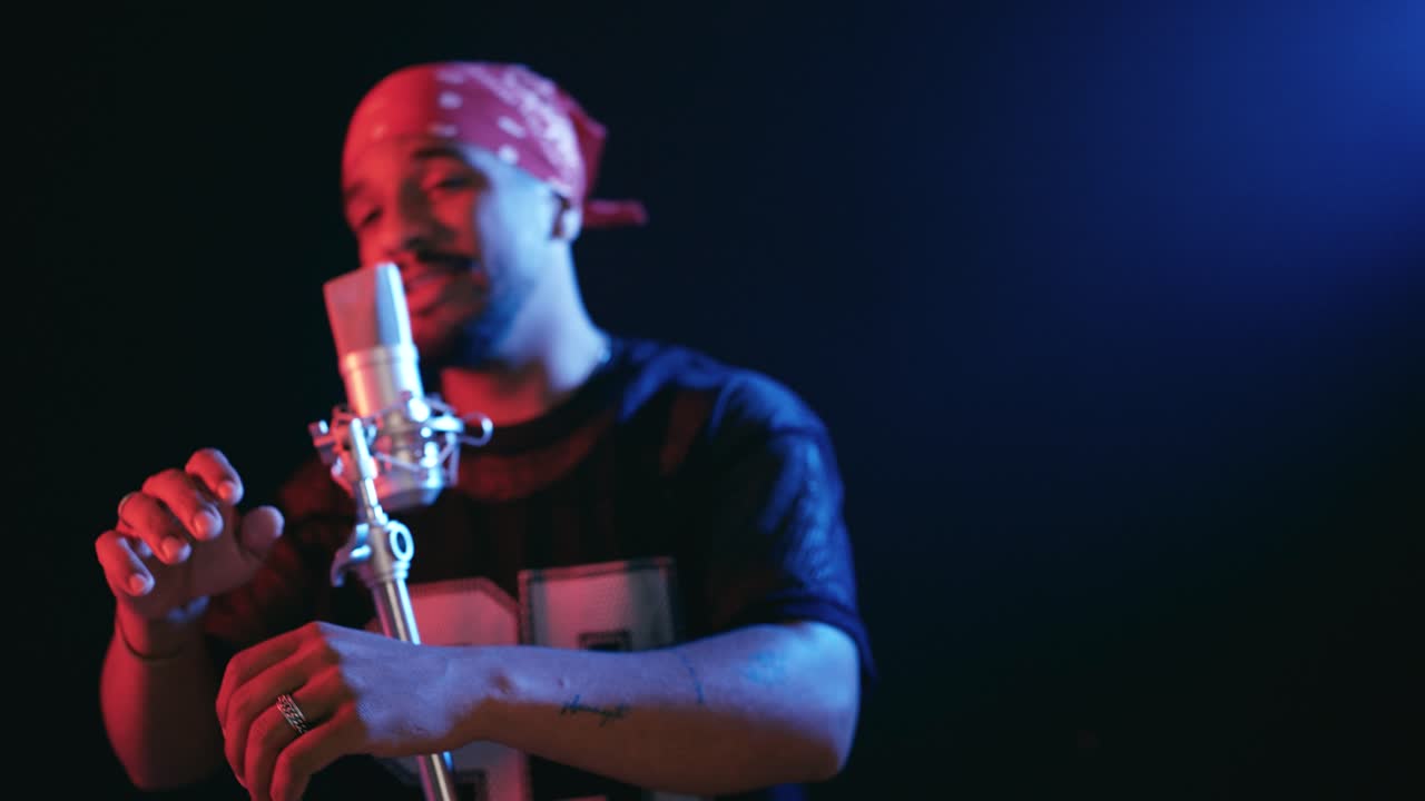 Ung rapper, der synger en sang i en studiomikrofon