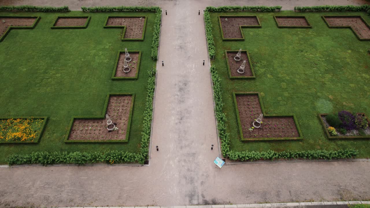 fotografía de un avión no tripulado que revela la entrada del castillo de boutheon en andrezieux boutheon, región de forez, departamento del loira, auvergne rhône alpes, francia