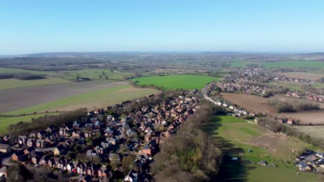 disparo de drones volando sobre una urbanización en el pueblo de chartham en kent