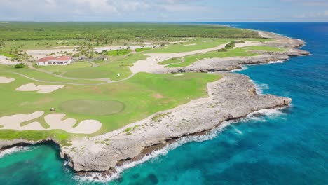 Hermoso-Campo-De-Golf-Los-Corales-En-Punta-Cana,-República-Dominicana---Toma-Aérea-De-Drones