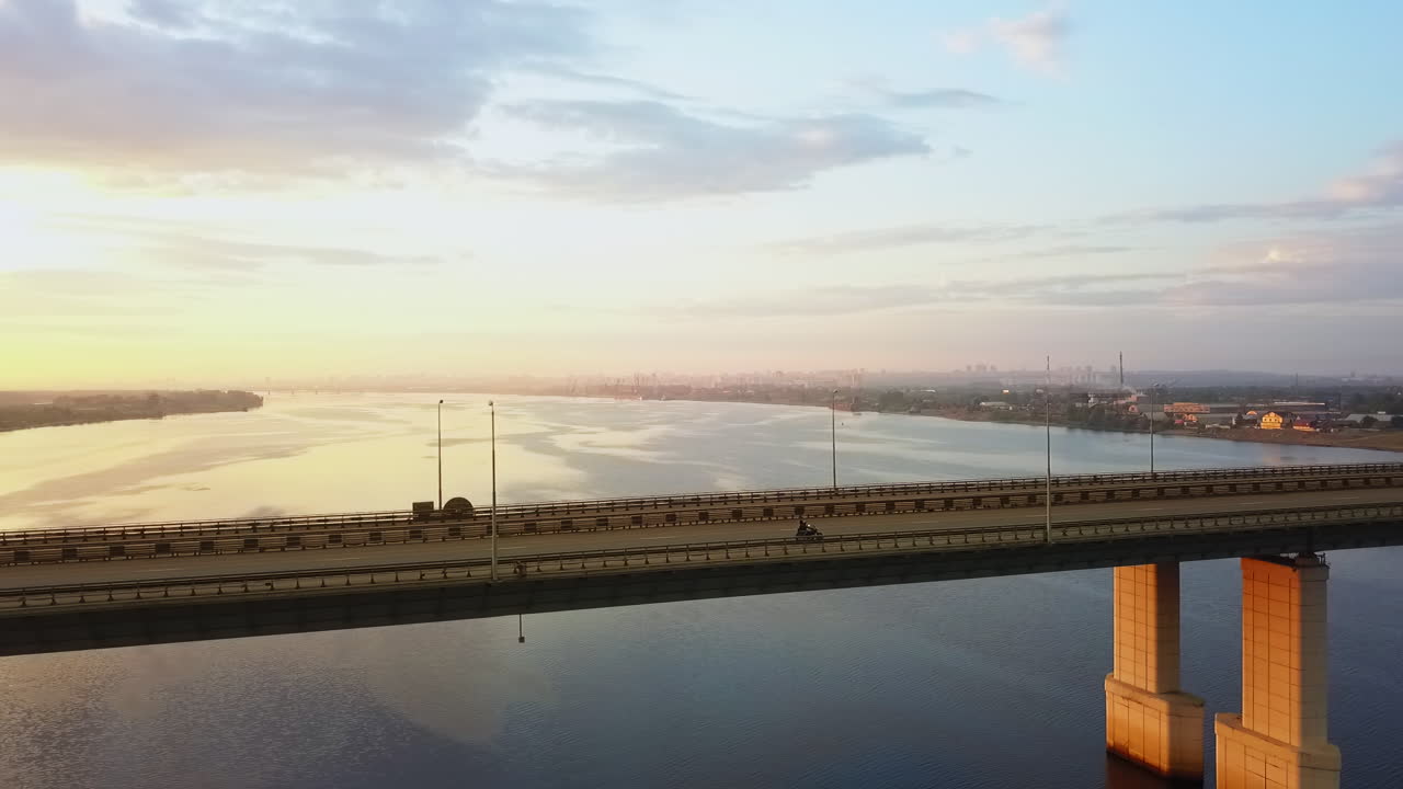 해가 지면 강을 가로지르는 다리