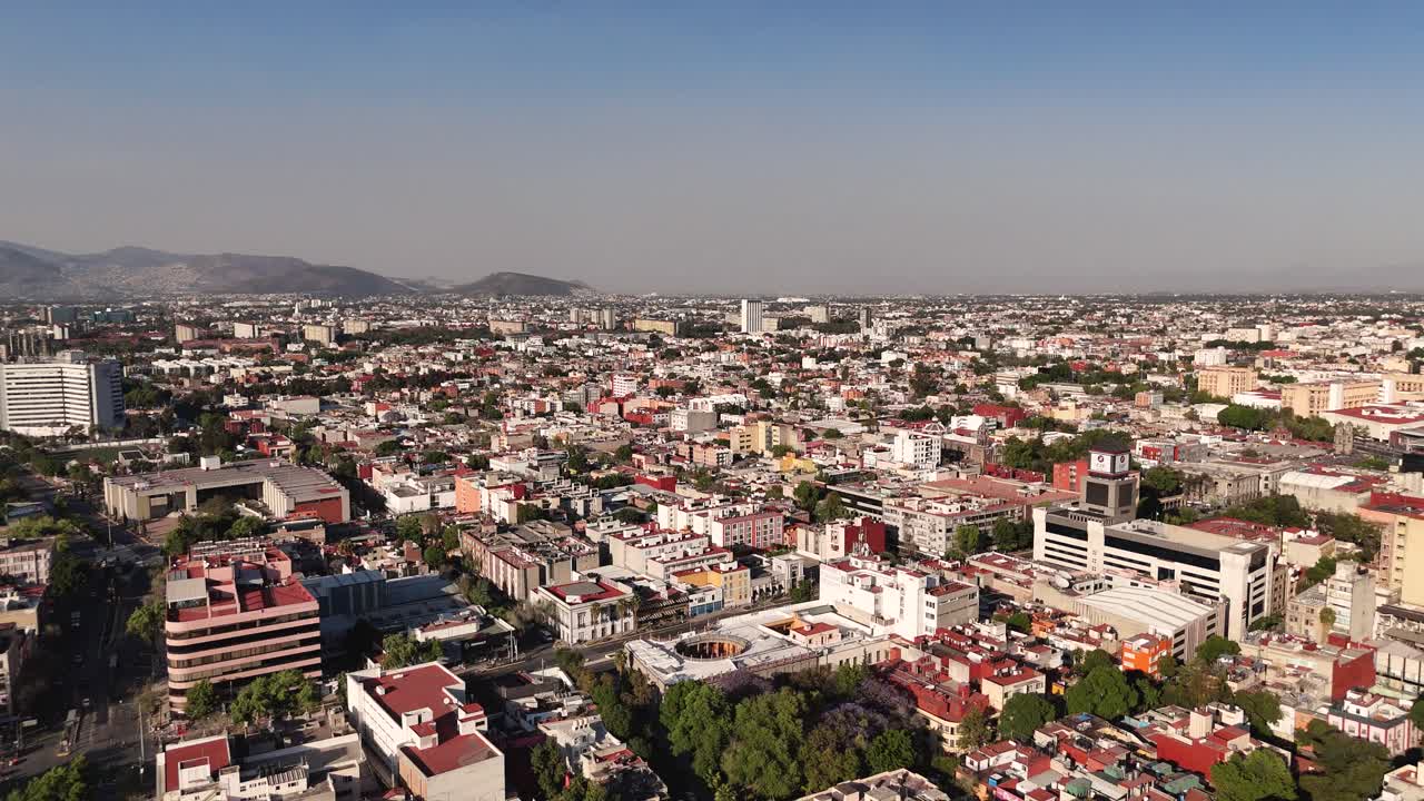 Vista aérea do norte da Cidade do México, manhã ensolarada e clara.