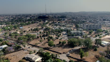 Vista-Aérea-De-La-Ciudad-De-Jos-Con-Los-Edificios-Modernos-Y-Las-Calles-Del-Cinturón-Medio-De-Nigeria