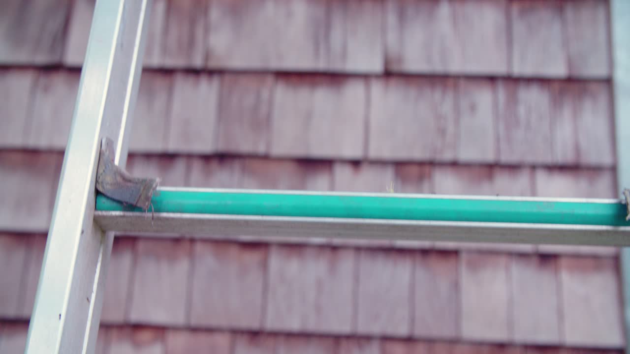 사다리 한 걸음 한 걸음 위로 기울어