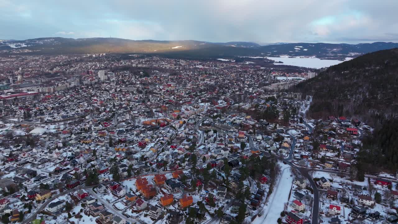 Bjerke Arvoll Tonsengagen Oslo Norge Norway Skikurs skisenter aerial drone cold cloudy winter day gray skies city tall neighborhood buildings landscape Arctic circle snowy cars highway forward pan up