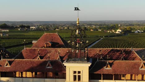 drone volando sobre la bodega de chateau angelus con viñedos en el fondo, saint-emilion en francia