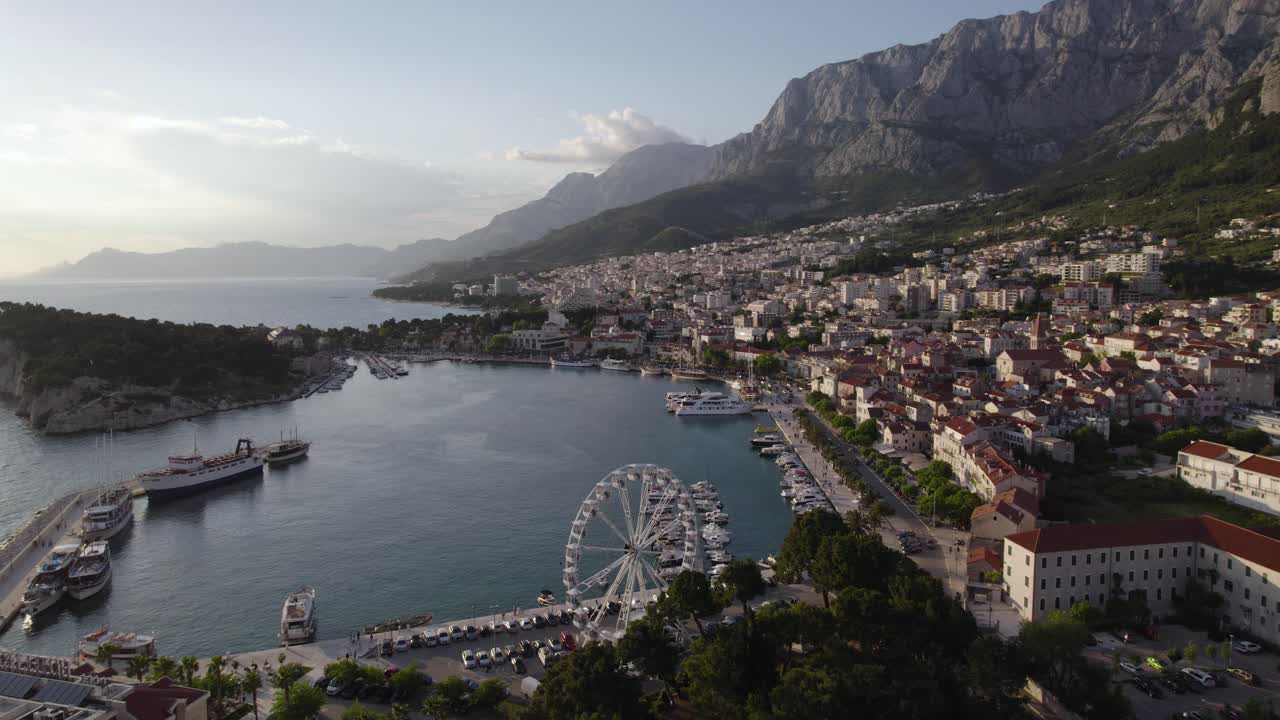 크로아티아 의 마카르스카, 해가 지는 동안 해안 도시 와 마리나 와 산 들, 공중 에서 볼 수 있는 모습