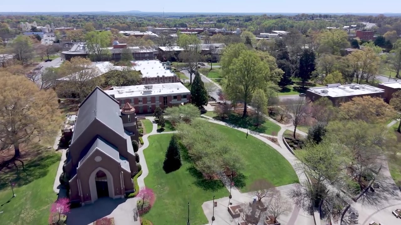 Lavt luftbillede med indzoomning over Lenoir-Rhyne Universitets campus i Hickory, NC, North Carolina