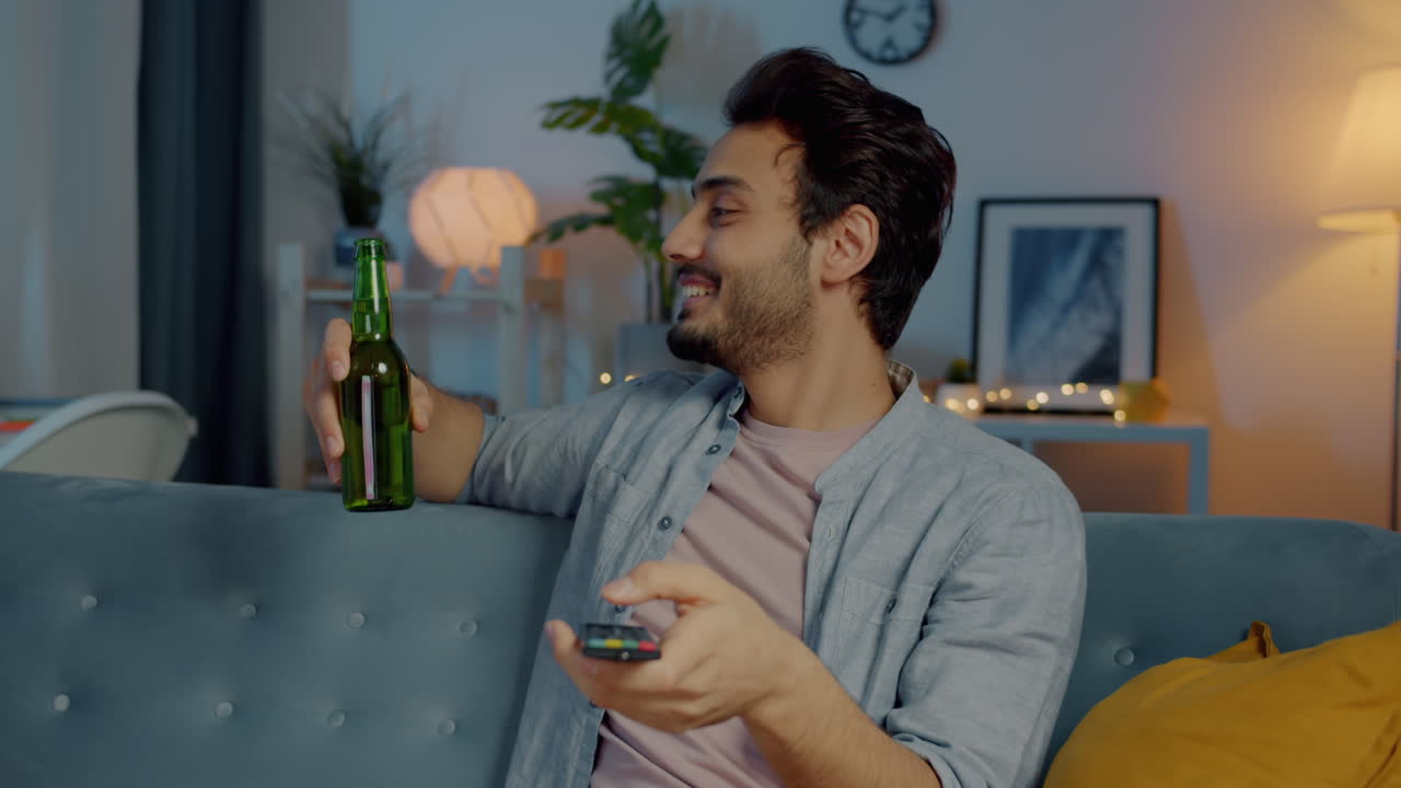 Par slapper af derhjemme og ser tv