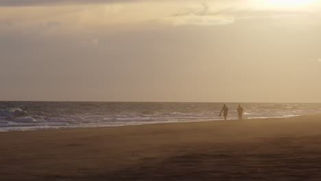 paseo por la playa al atardecer
