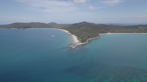 Costa-Escénica-Y-Paisaje-Marino-En-Great-Keppel-Island,-Queensland-Central,-Australia---Toma-Aérea-De-Drones