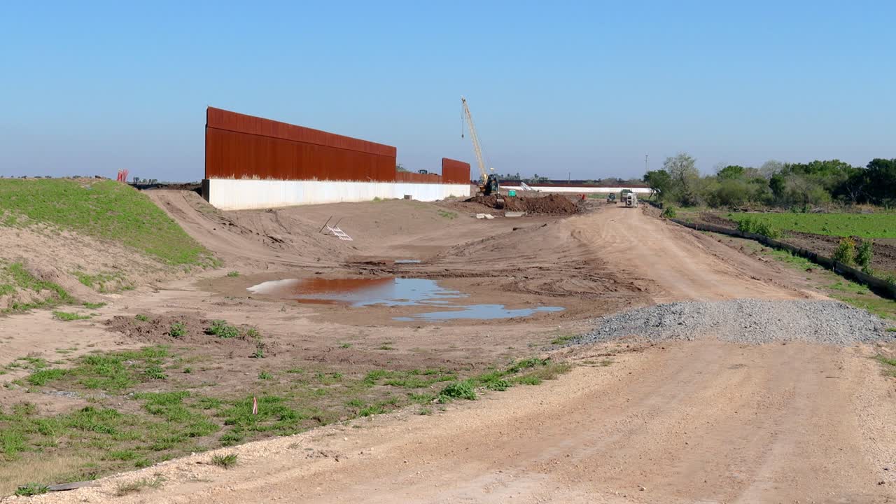 vista desde la distancia de la construcción del muro fronterizo