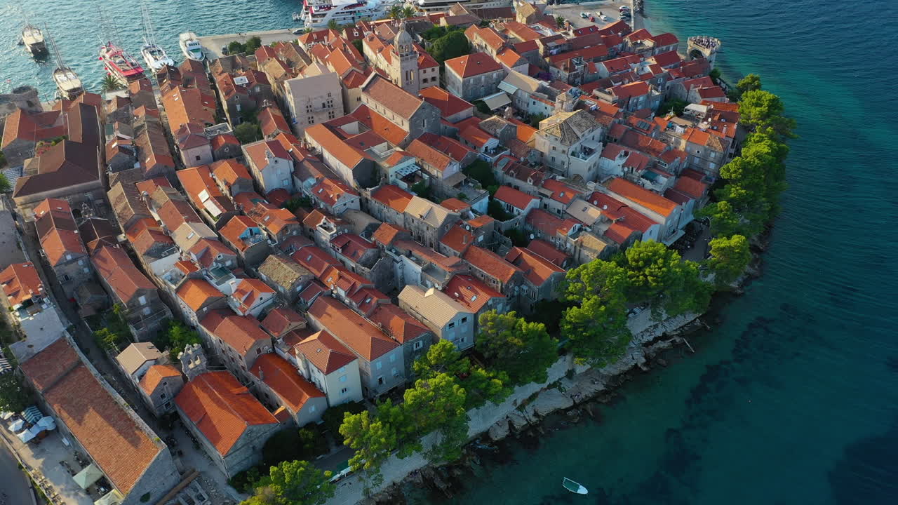 Korčula gamleby på den kroatiske kystlinjen, sommerlig luftfoto