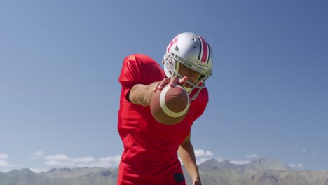 American-Football-Spieler-Hält-Einen-Ball