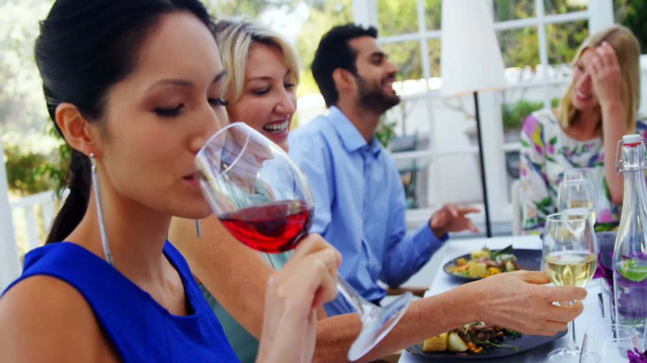 ⁇ 은 와인 한 잔 을 마시는 여자