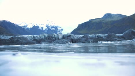 cerca de un lago congelado en el valle del glaciar skaftafell, islandia