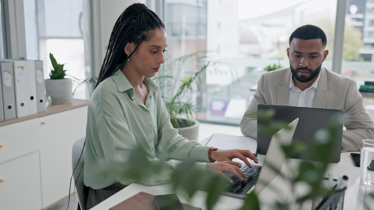 Forretningsfolk, kontor og finans med teamarbeid