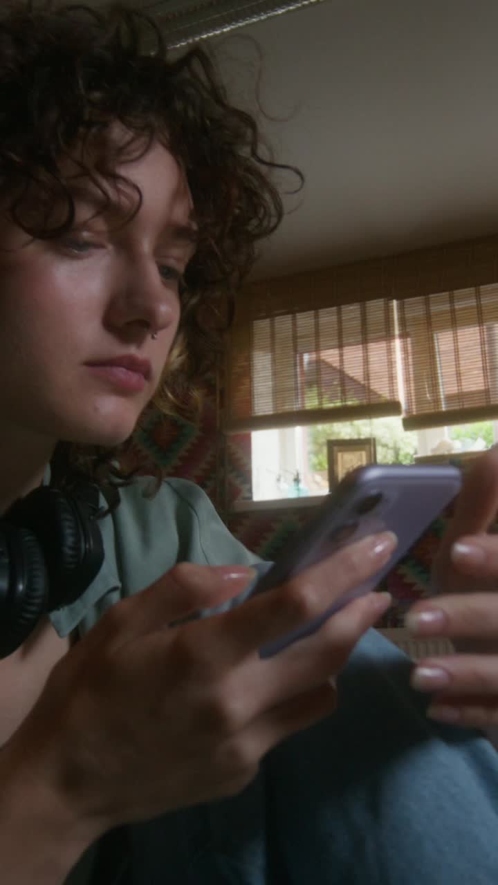 mujer usando un teléfono móvil en un entorno doméstico