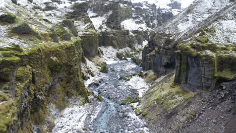 Una-Vista-Aérea-Serpentea-A-Través-Del-Nevado-Cañón-Mulagljufur-En-Austurland-Islandia