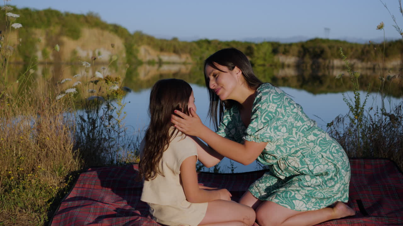 야외에서 술을 마시는 사람