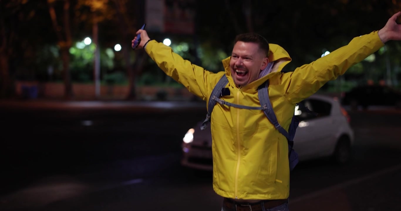 Celebração alegre sob as luzes na cidade à noite